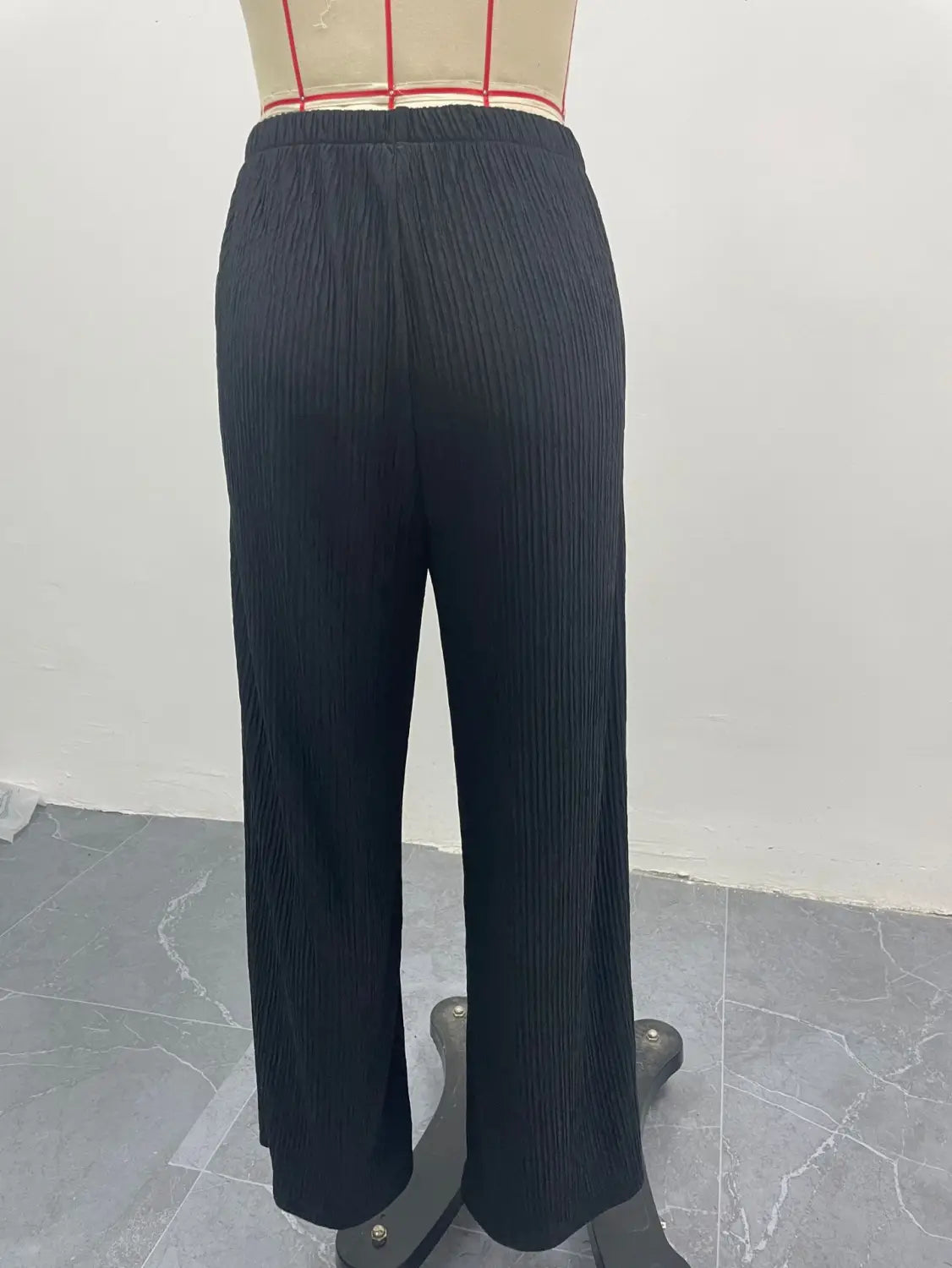 Schwarze Plissee-Langbein-Treterhosen aus weichem Material mit elastischem Bund für angenehmes Tragen