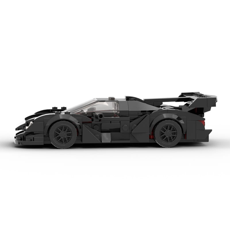juguete de bloques de construcción del coche de carreras LEGO Apollo negro, con diseño aerodinámico elegante, cabina detallada y aros dorados.