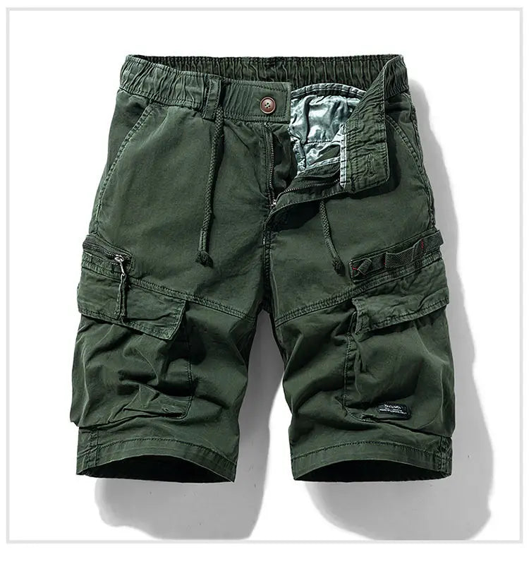 Short cargo en coton vert foncé pour hommes avec plusieurs poches, une ceinture élastique et un design à cordon de serrage à coupe ample.