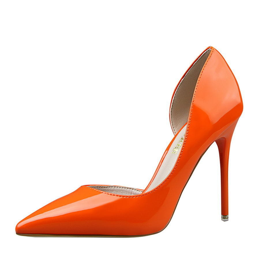 Pumps aus leuchtend orangefarbenem Lackleder mit spitzer Zehenpartie, D’Orsay-Absatz, mit schlankem Absatz und Detail mit Ausschnitt an der Seite.