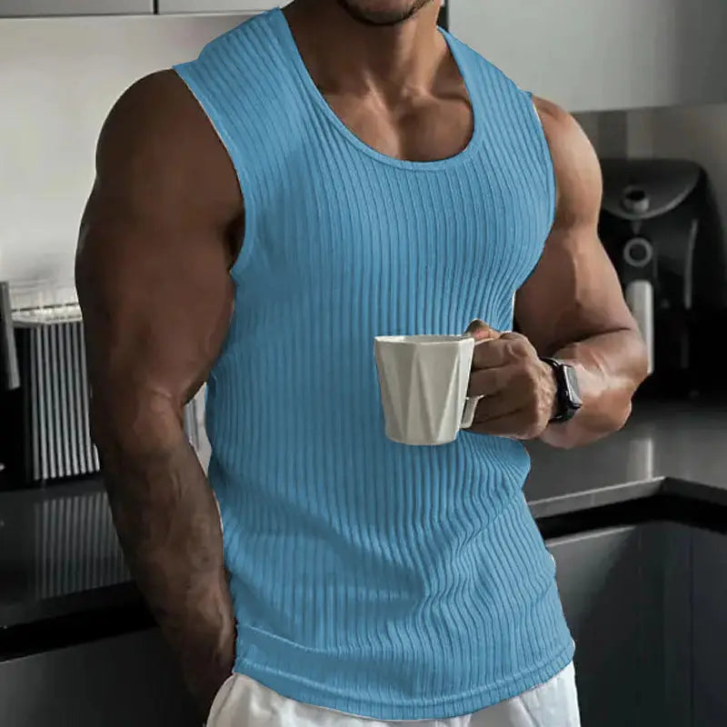 Ein hellblaues geripptes Baumwoll-Slim-Fit-Ärmelloses Strick-Tanktop für Herren.