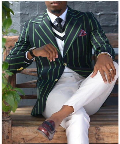 Herren-British-Style-Casual-Blazer-Anzug mit einer grünen Pinstripe-Anzugsjacke mit goldenen Knöpfen und einem passenden Einstecktuch.