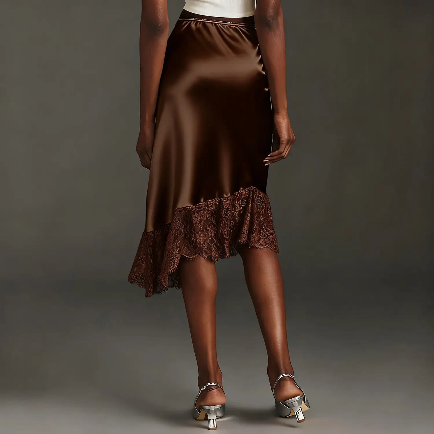 Ein edler brauner Satin-Midirock mit einem zarten Spitzen-Saum in formal-elegantem Stil