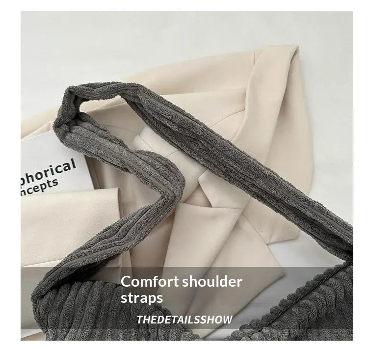 Grau-schattierte Corduroy-Schulterträger mit weich strukturierter Oberfläche und gerippten, vertikalen Streifen an einem minimalistischen Schulterbeutel aus Streetwear.