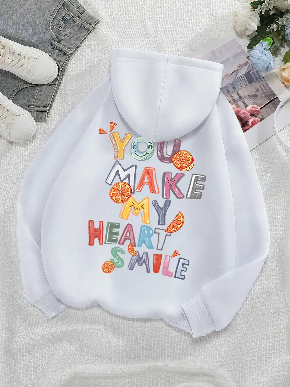 Hoodie blanc décontracté avec un texte brodé multicolore « You make my heart smile » et des motifs de tranche d’orange.
