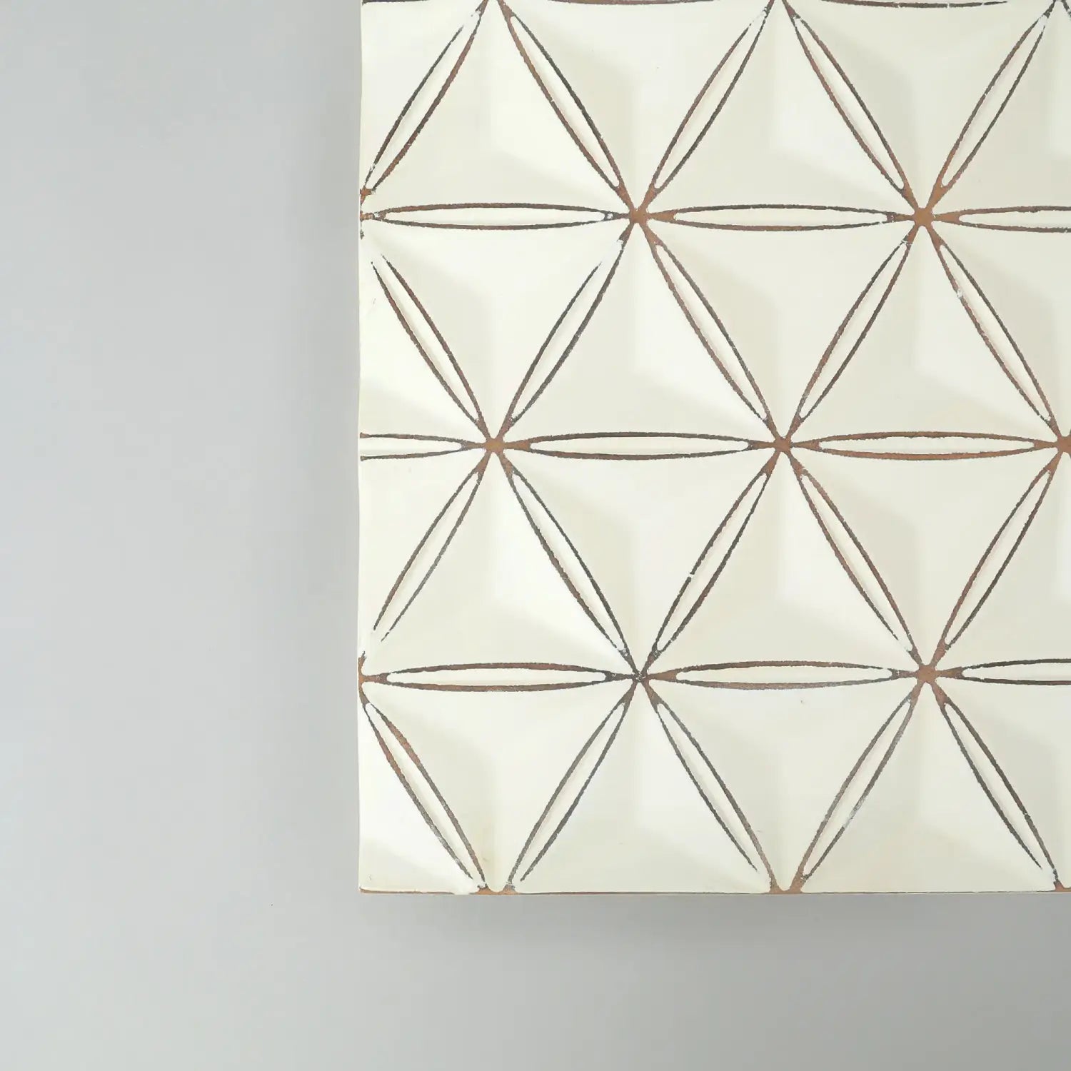 Panel de arte mural geométrico blanco de MDF artesanal de 16x16 con un diseño de rombos repetitivo delineado con líneas marrón oscuro.