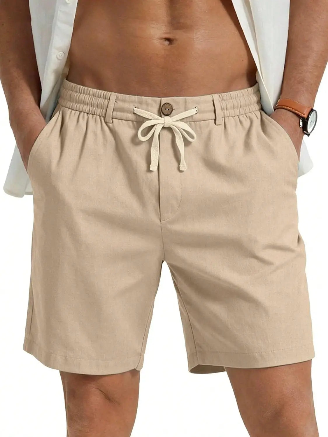 Beige Baumwoll-Sport-Shorts mit Klingenverschluss und passender weißer Kordel für eine verstellbare Passform.