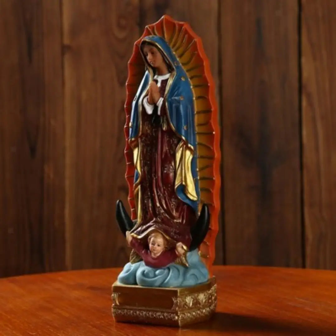 Statue de la Vierge Marie en résine de Notre-Dame de Guadalupe, 20,3 cm, représentant une Vierge de Guadalupe détaillée, portant une robe bleue et dorée avec des accents rouges, debout sur une base dorée décorative.