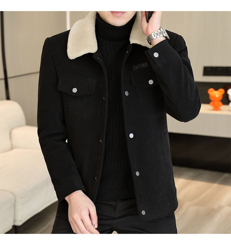 Veste en sergé côtelé doublée de peau retournée pour homme, de couleur noire, avec un col beige duveteux et des boutons argentés.