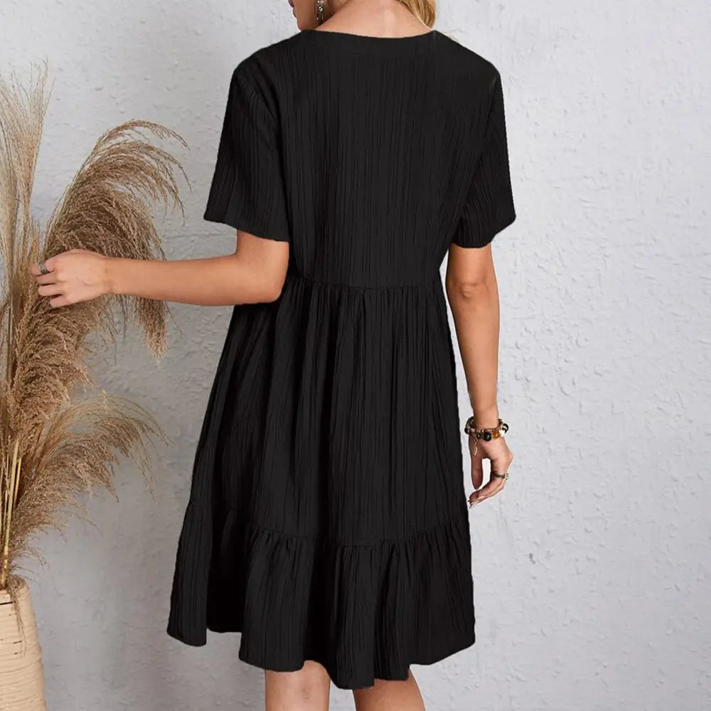 Robe d’été noire à volants superposés, manches courtes, ourlet à étages et taille froncée, en tissu léger pour femmes, avec un design à encolure en V.