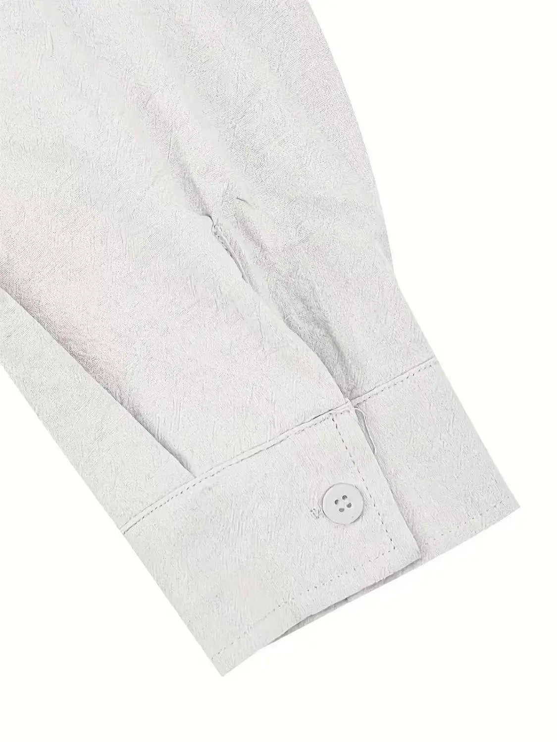 Weißer strukturierter Stoffärmel mit geknöpftem Bündchen an einem Herren-Cotton-Leinenhemd mit Kordelzug.
