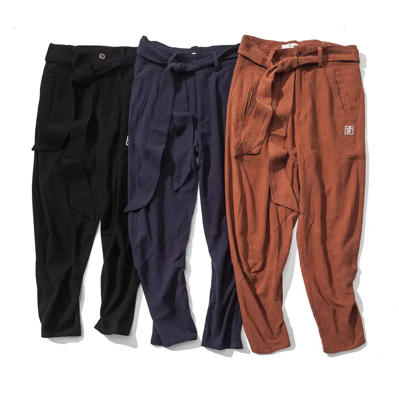 Drei Paar Herren-Veloursfutter-Cargo-Jogger im Relaxed Fit in Schwarz-Navy-Blau- und Rostfarben mit weitem Bein, passenden Gürtelschlaufen und Taillenbändern mit Kordel vorn