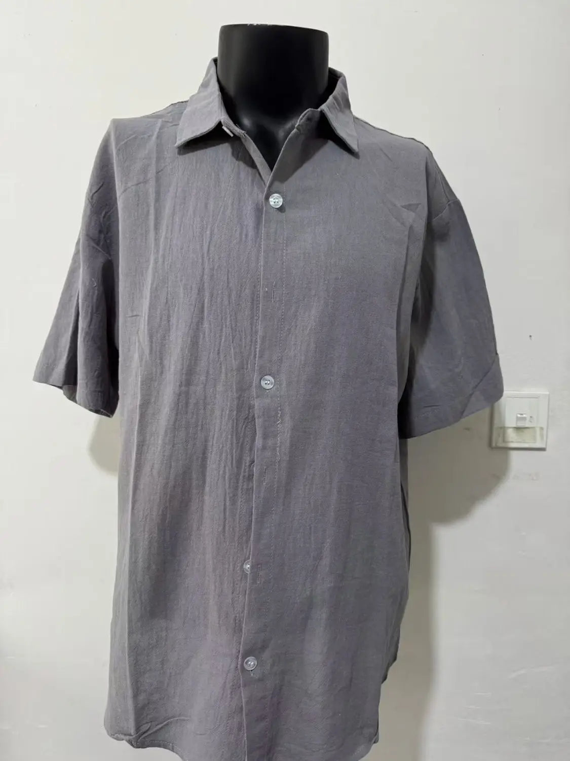 Chemise pour homme en lin à manches courtes grise, en tissu respirant, avec un design à texture subtile et des boutons assortis