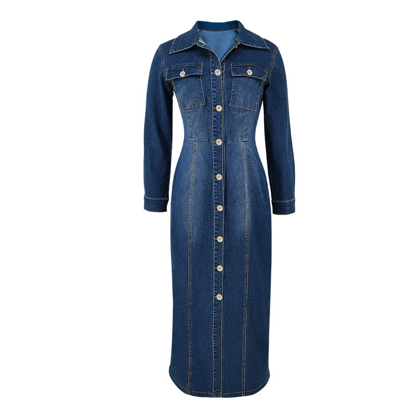 Ein klassisches Maxi-Cardigan-Kleid aus blauem Denim mit langen Ärmeln, Knopfverschluss vorne und zwei Brusttaschen.