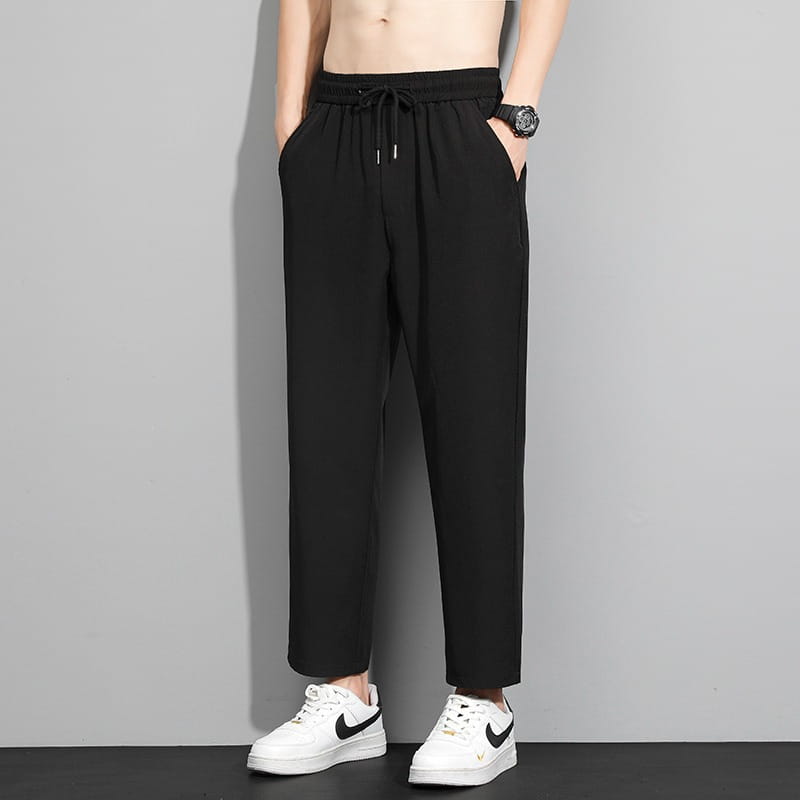 Schwarze Herren-Freizeithose mit Kordelzug und entspannter zulaufender Passform, für Komfort und den täglichen Gebrauch konzipiert