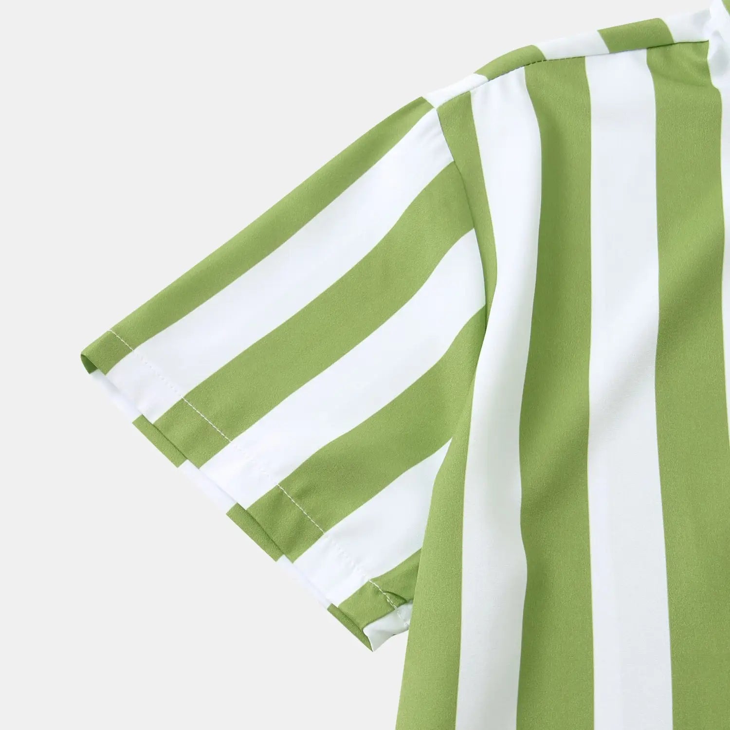 Chemise pour homme à rayures, à manches courtes, boutonnée sur le devant, aux rayures verticales vert citron et blanc marquées, réalisée dans un tissu lisse et léger.