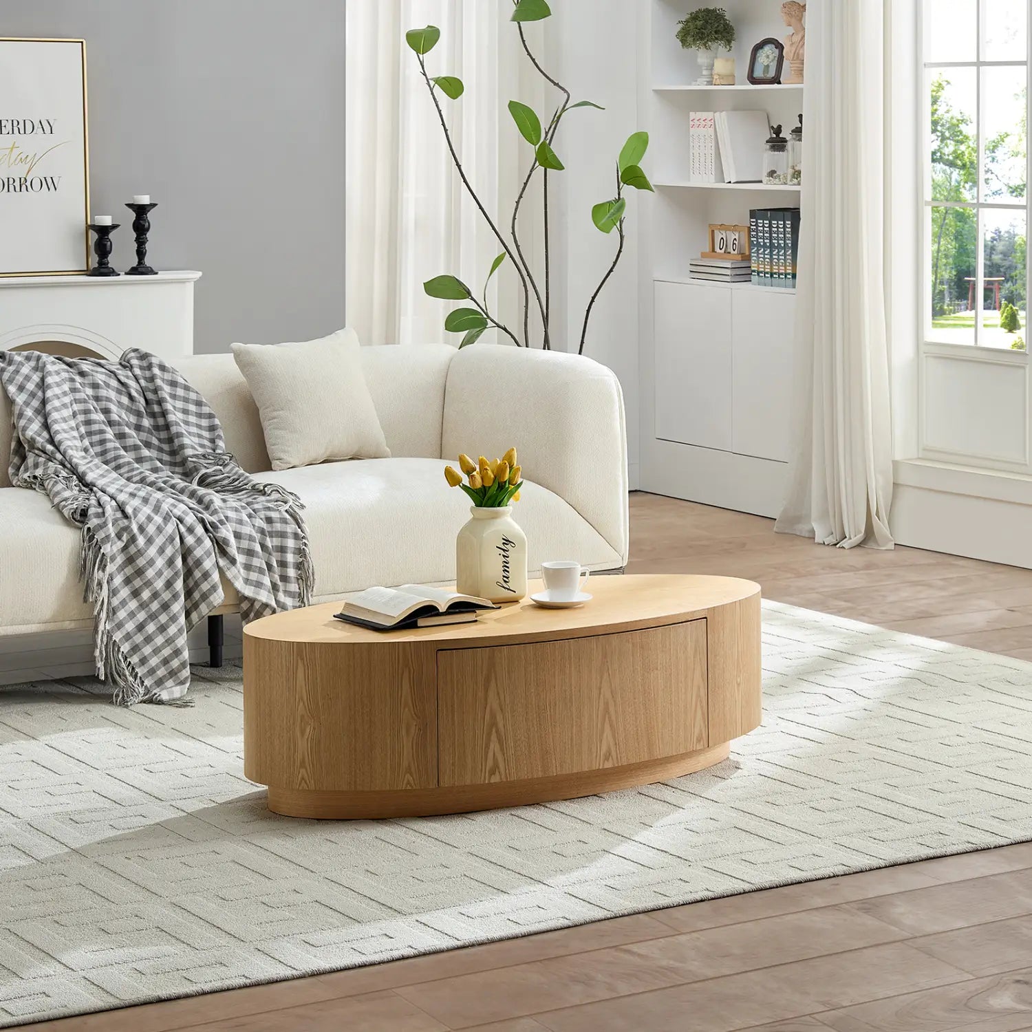 Moderner Luxus-Oval-Couchtisch in hellem Eichenholz mit einer sanften, minimalistischen Gestaltung und einer dezenten Holzmaserung, mit einer Schublade zur Aufbewahrung.