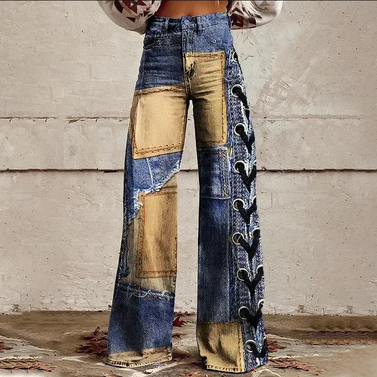 Pantalon en jean à jambes larges en patchwork, présentant un design en patchwork aux teintes de bleu et de beige variées, rehaussé de détails de laçage noir le long du côté.
