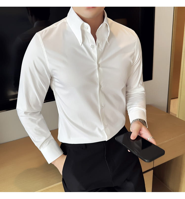 Chemise habillée blanche sans repassage pour homme en grande taille, manches longues, col classique et tissu soigneusement repassé.