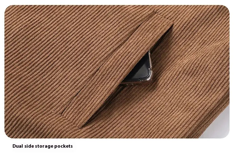 Braune Cord-Hosen mit gerippter Struktur und zwei seitlichen Stauraumt taschen, kombiniert mit einer Herren-Cordjacke im Casual-Stil.