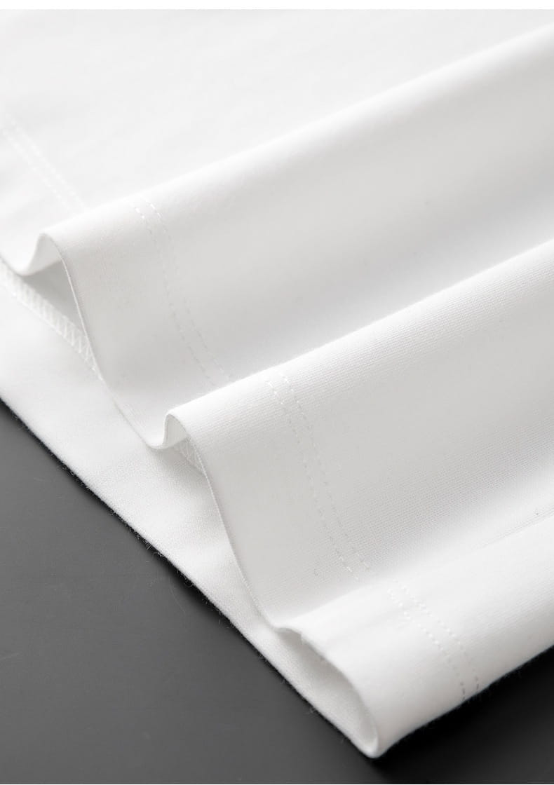 Ein Herren-Slim-Fit-Poloshirt aus melierter Baumwollmischung mit Strukturoptik in glattem, crispem Weiß; mit dezenter Struktur und sauberen Falten.