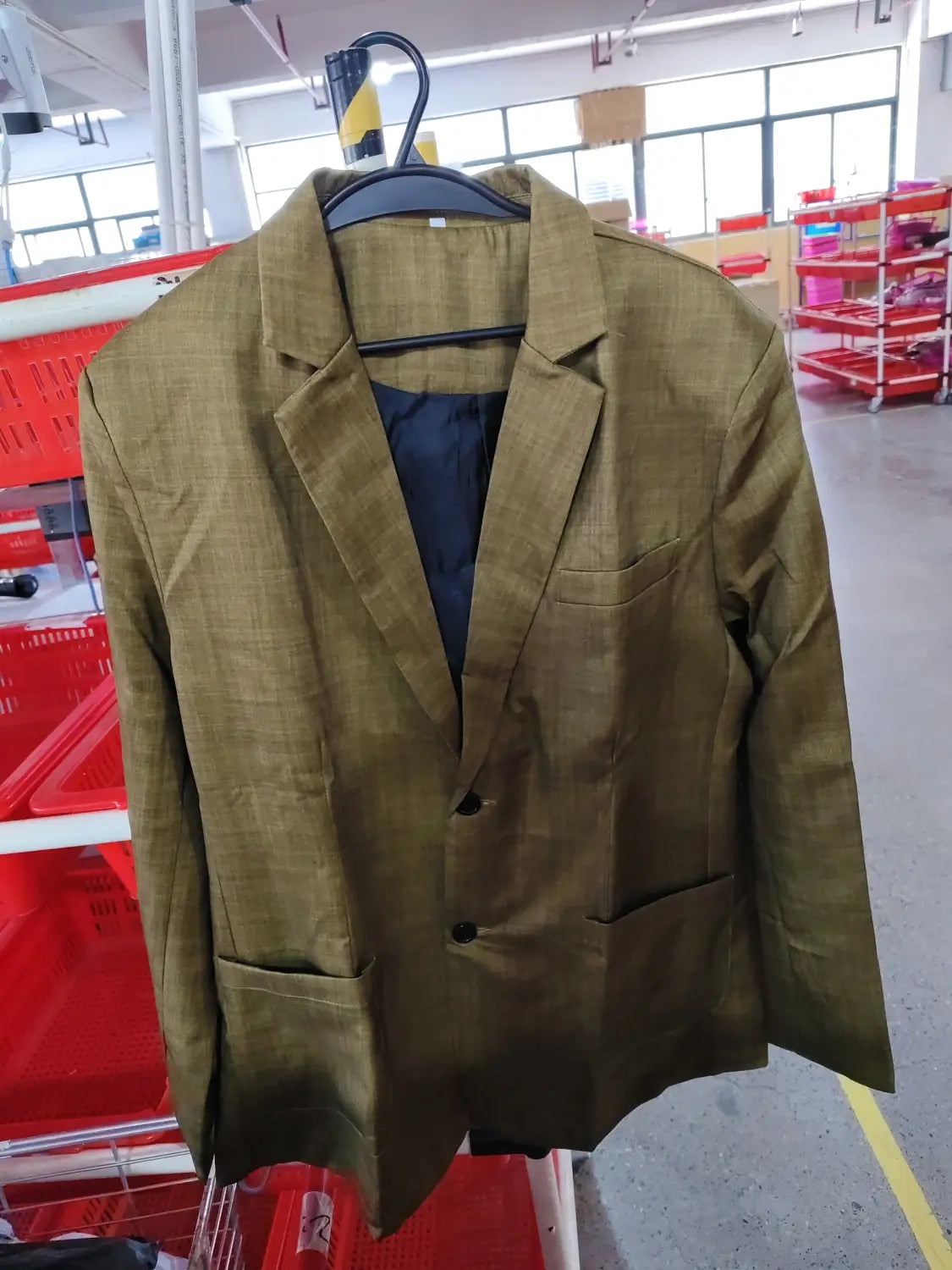 Blazer del traje digital de dos botones color verde oliva con textura, con un patrón ligeramente cuadriculado y botones negros.