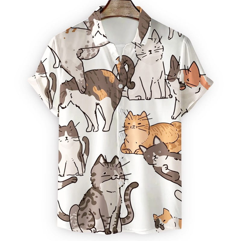 Camisa hawaiana blanca para hombre de manga corta y corte ajustado, con un estampado de caricatura juguetón de varios gatos en colores naranja, gris y marrón.