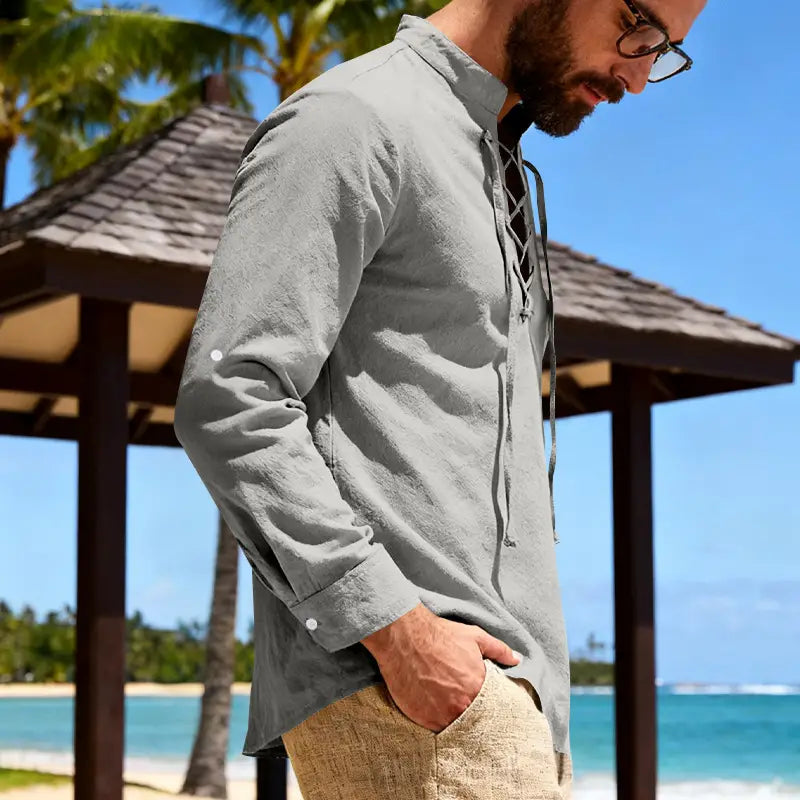 Camisa tipo henley de lino para hombre gris claro con cordones, de manga larga y puños abotonados.