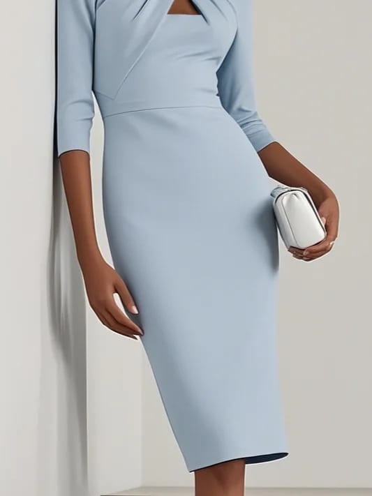 Une robe midi bleu clair élégante cintrée à encolure nouée, avec une silhouette ajustée et des manches trois-quarts.