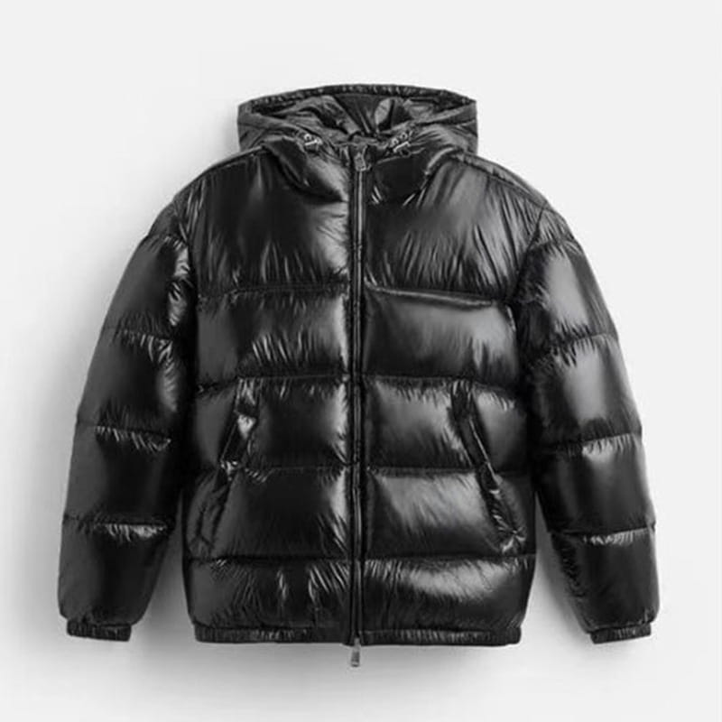 Glänzende wattierte Kapuzen-Steppjacke in Schwarz mit glänzender Oberfläche und isolierendem Design für kaltes Wetter.