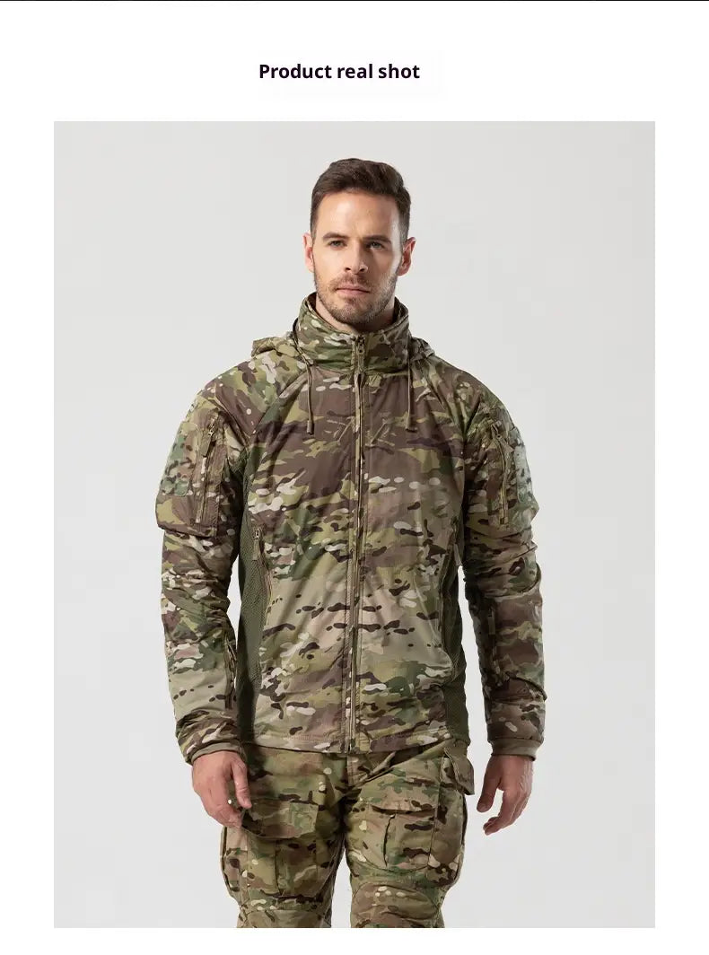 Veste tactique légère en coton softshell pour homme, avec un motif camouflage aux nuances de vert, de brun et de beige.