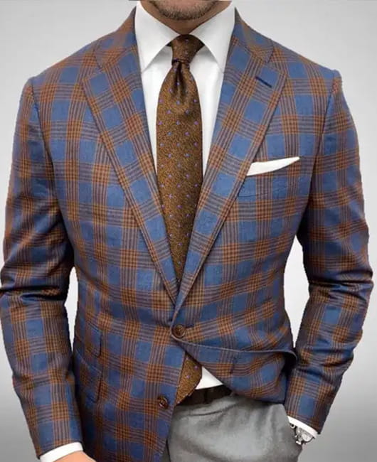 Ein maßgeschneiderter blauer und brauner Karos-Blazer Slim Fit mit Reversausschnitt und passendem Einstecktuch, entworfen für den lässigen Einsatz.