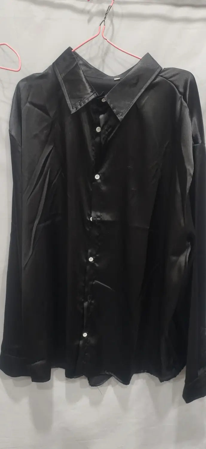 Herren-Glanz-Anti-Falten-Hemdkleid in schwarzem Satin mit glänzendem Finish und kontrastierend dunklem Kragen.