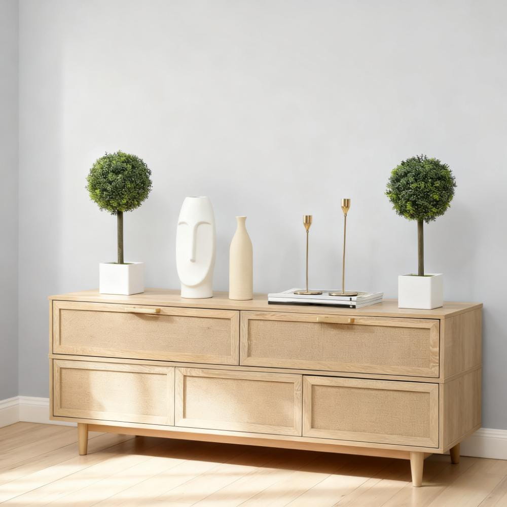helles Holzsideboard mit sechs Schubladen und sich verjüngenden Beinen, das ein Set aus zwei Buchsbaum-Topiary-Kugeln mit weißen Töpfen präsentiert.