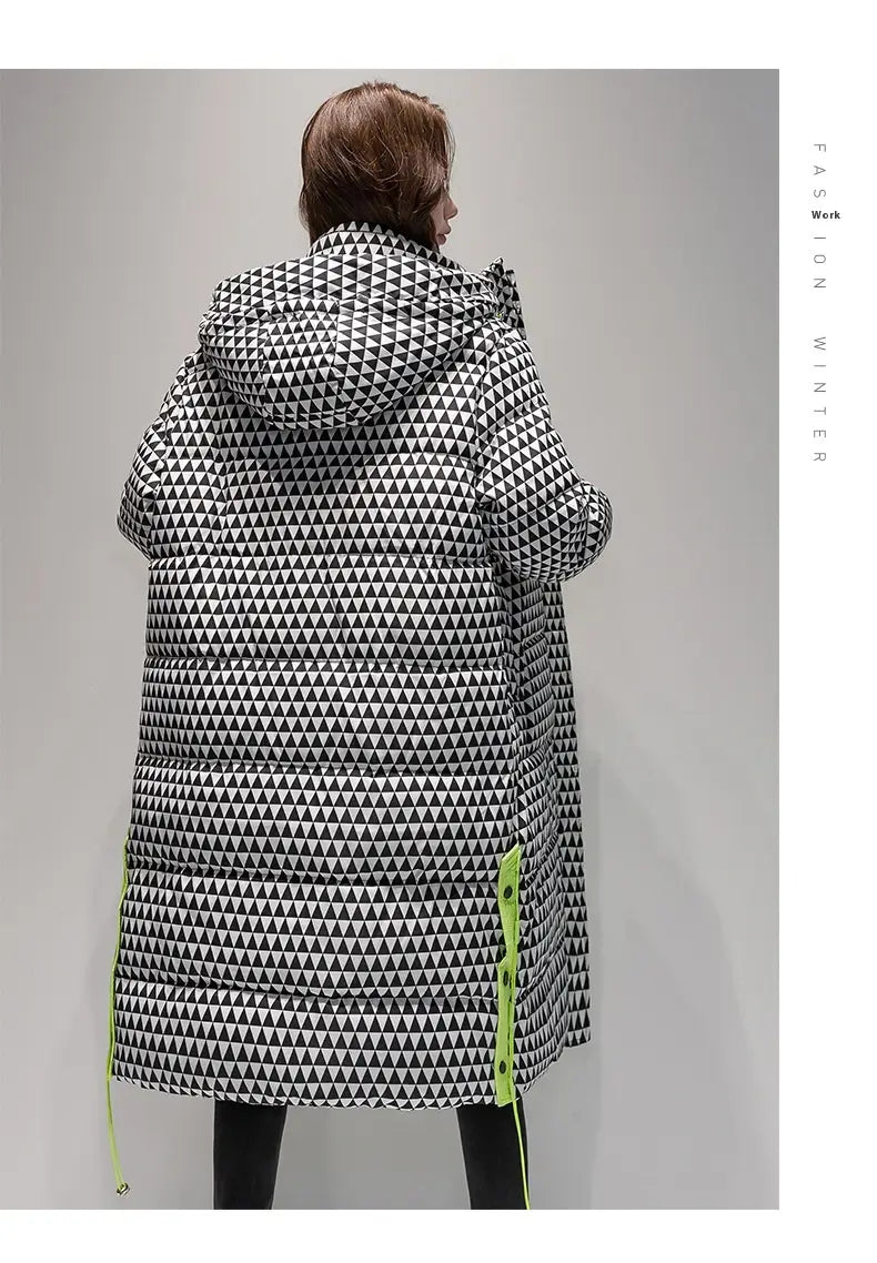 Manteau matelassé en coton à carreaux pour femmes, présentant un motif de triangles géométriques noir et blanc, avec des tirettes de fermeture zippée vert néon.