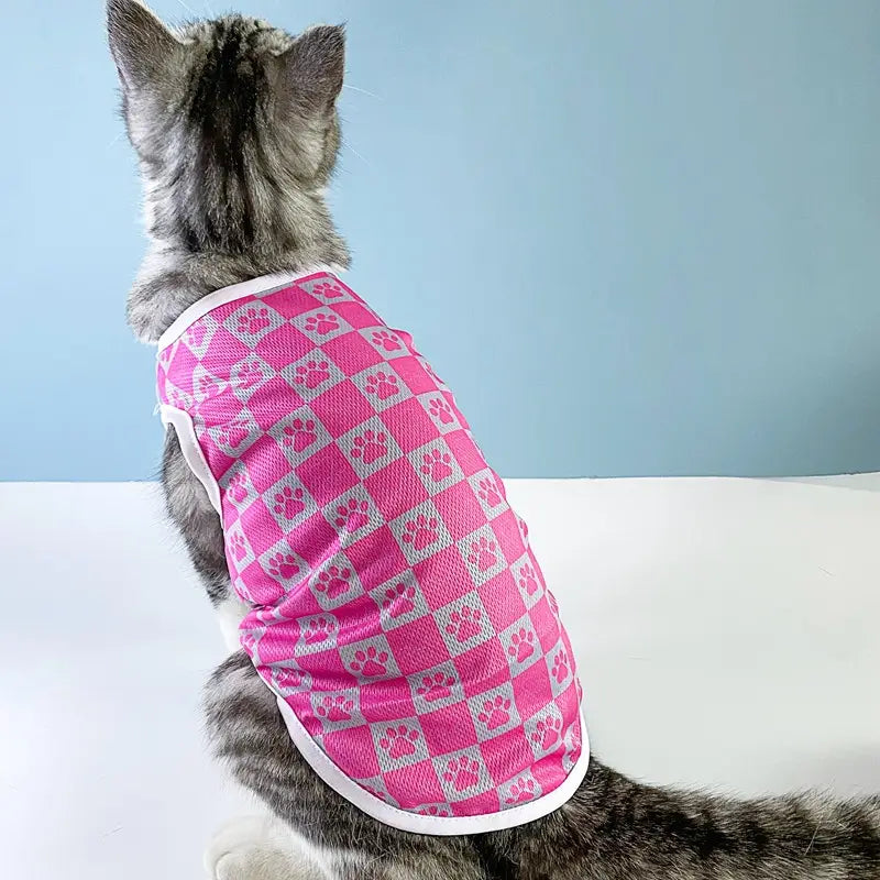Chaleco de malla de gato a cuadros de huellas de pata rosa y blanco con ribete blanco, diseñado como un chaleco de malla para perro con bandera estadounidense, camiseta para mascota en EE. UU.