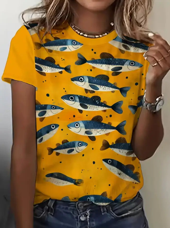 Damen-Grafik-T-Shirt mit kurzem Ärmel im Retro-Casual-Stil in Gelb, mit einem verspielten Muster aus blauen und weißen Fischen, die über den Stoff schwimmen.