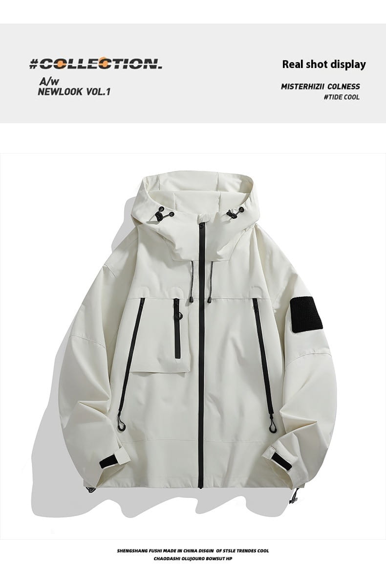 Off-White taktische Kapuzen-Shelljacke mit schwarzen Reißverschluss-Akzenten und einem schwarzen Patch am Ärmel.