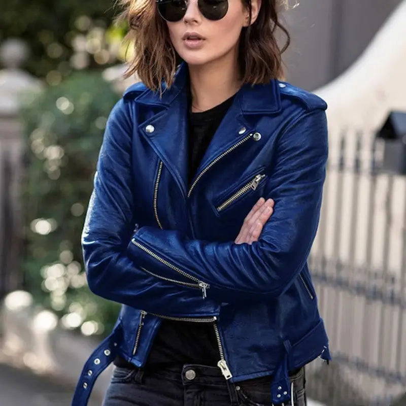 Eine kräftige königsblaue Ledermotorradjacke mit silbernen Reißverschlüssen und Druckknöpfen, die das Produkt mit dem Titel bordeauxrote Ledermotorradjacke mit silbernen Reißverschlüssen kontrastiert.