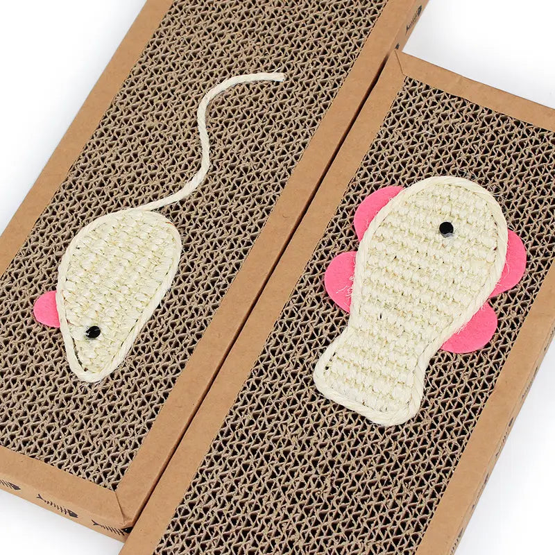 Paneles de tablero rascador de sisal para gatos de cartón corrugado marrón con diseños bordados de ratón y peces, que incluyen juguetes de ratón de felpa con orejas rosadas, ojos con cuentas negras y un cuerpo de felpa tejido beige texturizado.