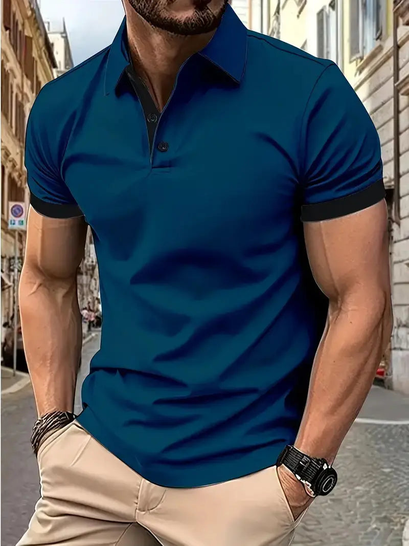 Ein navyblaues kurzärmeliges Kontrast-Herren-Poloshirt mit schwarzem Kragen und Ärmelmanschetten.