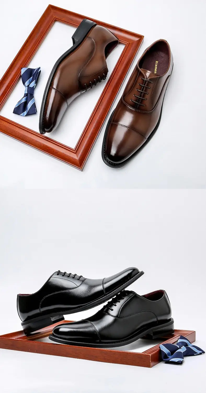 Paire d’Oxfords en cuir brun lustré pour homme, en cuir anglais, à bout rapporté, avec caractéristique à hauteur augmentée de 6 cm et lacets noirs, présentée aux côtés d’un nœud papillon bleu à motifs.