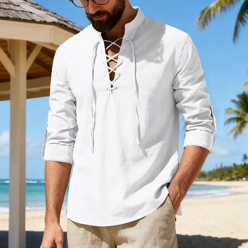 Camisa tipo henley de lino para hombre en color blanco, con cordones al frente y mangas arremangables, mostrada sobre un fondo liso