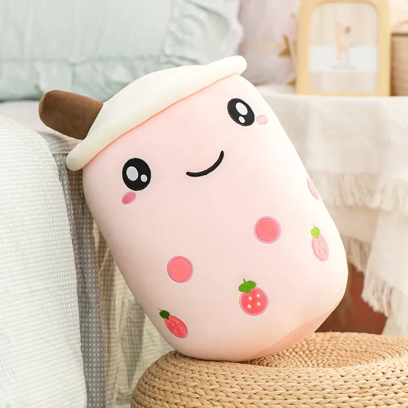 coussin en forme de tasse de thé aux perles boba rose, avec des décorations de fraise et un couvercle en mousse blanche, conçu comme un accessoire en forme de lait de thé aux fruits kawaii.