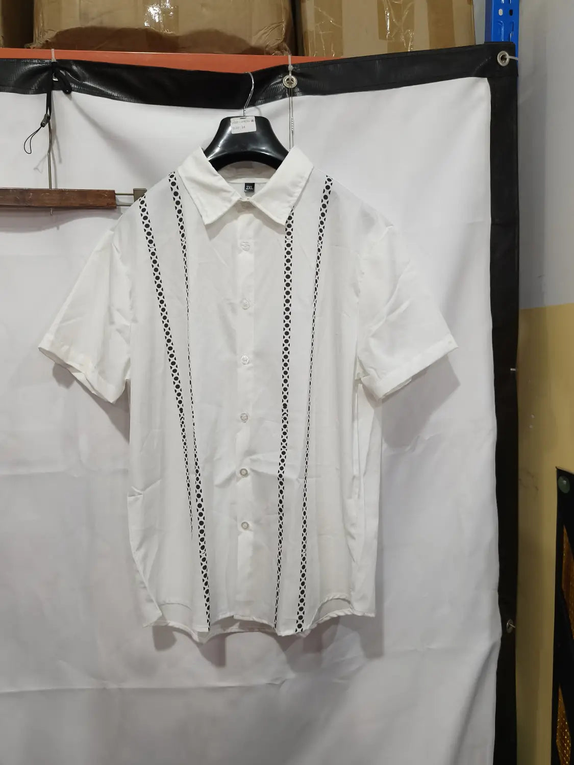 Weißes Herren-Leinenhemd mit Knopfleiste, Kurzarm, mit schwarzer gepunkteter Stickerei, die sich entlang der Vorderseite für den lässigen Gebrauch erstreckt