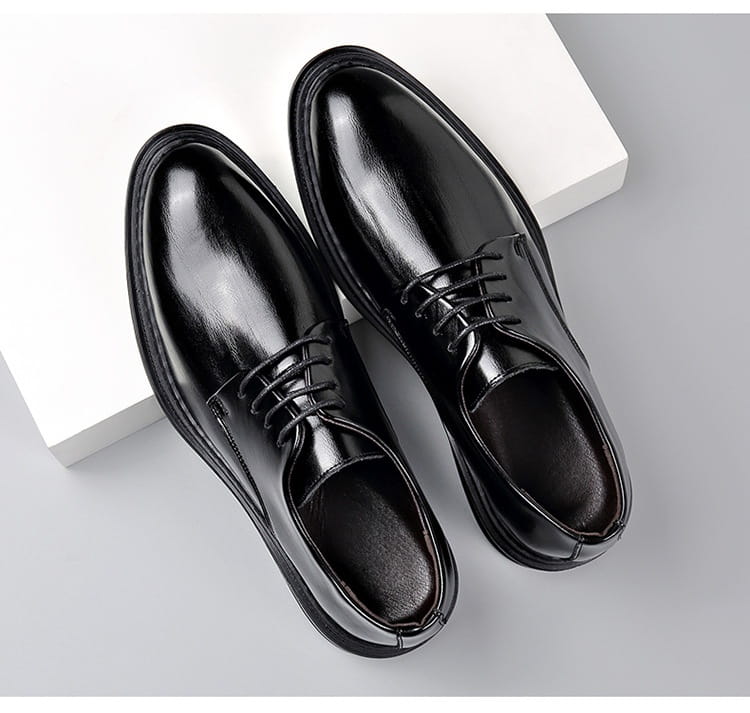 Chaussures de ville habillées Oxford en cuir pour homme, noires en cuir verni, avec une finition polie et un design à lacets pour les mariages.