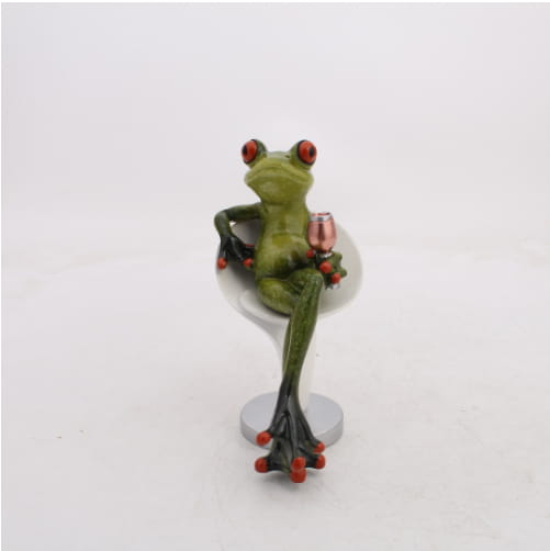 Grüne Resin-Froschfigur mit roten Augen und Zehen, die ein Miniatur-Weinglas hält, für skurrile Wohnaccessoires-Statuen.