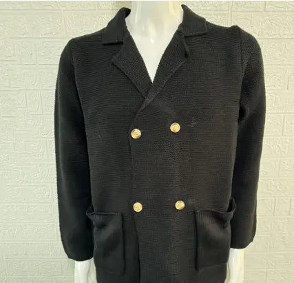 Chaqueta tipo cárdigan de punto de doble botonadura para hombre en negro, con botones en tono dorado y tejido con textura.