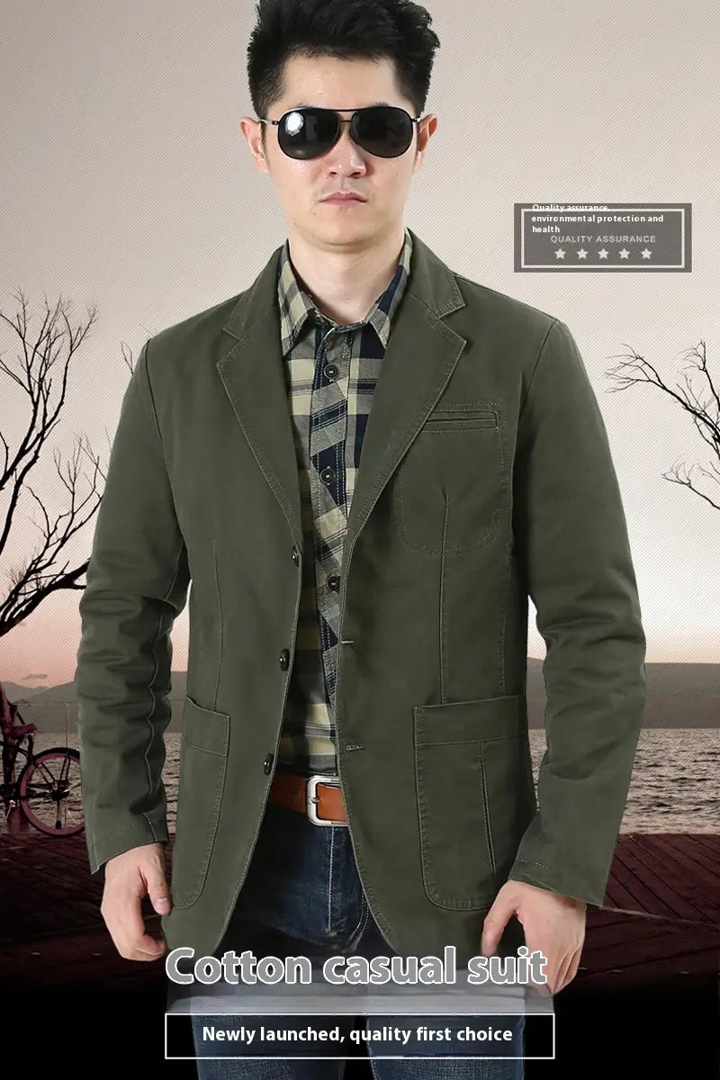 Herren-Übergrößen-Baumwoll-Freizeitblazer in Olivgrün mit entspannter Passform und zwei vorderen aufgesetzten Taschen mit Patte.