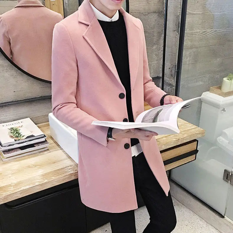 Ein zarter rosafarbener Woll-Longline-Übermantel mit Revers und drei schwarzen Knöpfen, abgebildet zusammen mit einem Woll-Trenchcoat im Slim-Fit-Stil für Herren in Grau